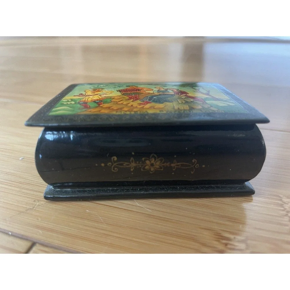Vintage Russian Lacquered Hand Painted Hinged‎ Trinket Box Artist Signed